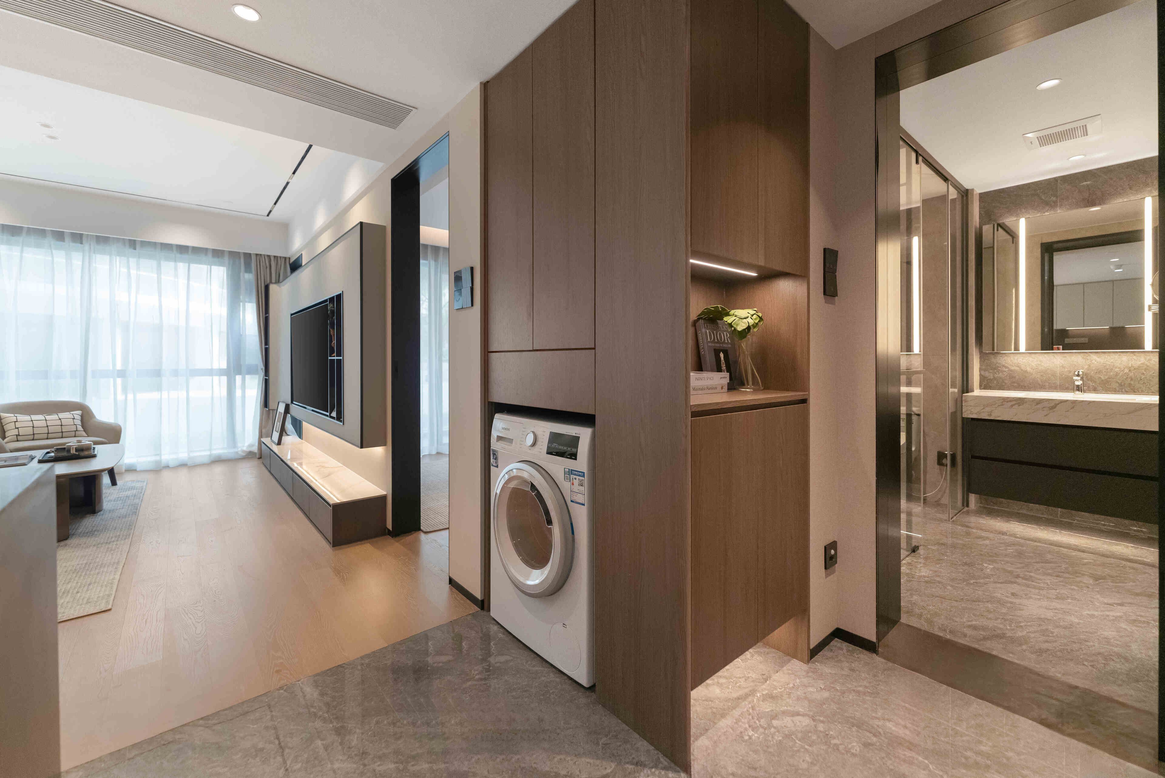 1 bedroom executive | bathroom | combined shower/bathtub, designer toiletries, hair dryer, slippers