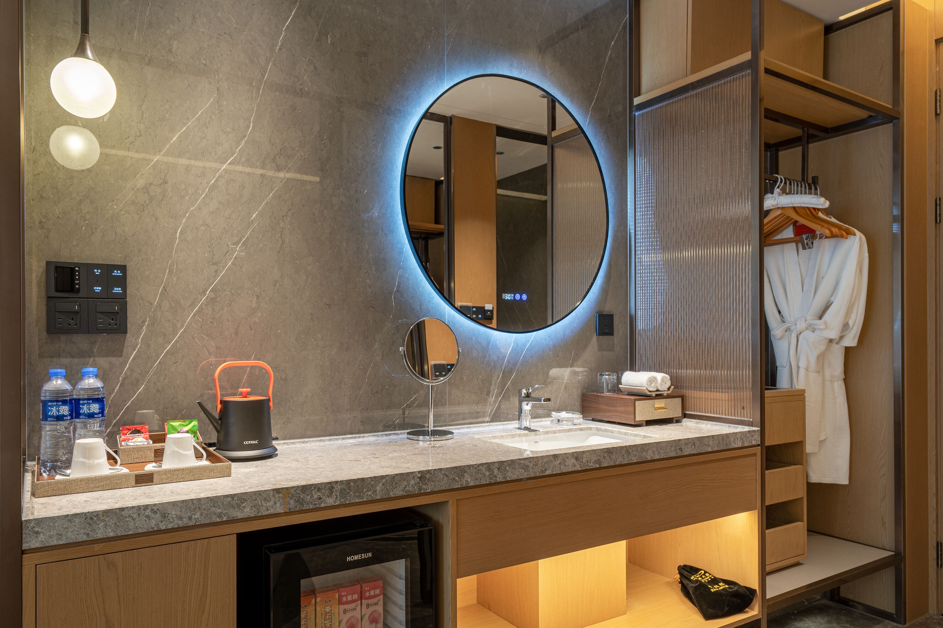 deluxe king gardenview | premium bedding, free minibar, in-room safe, desk