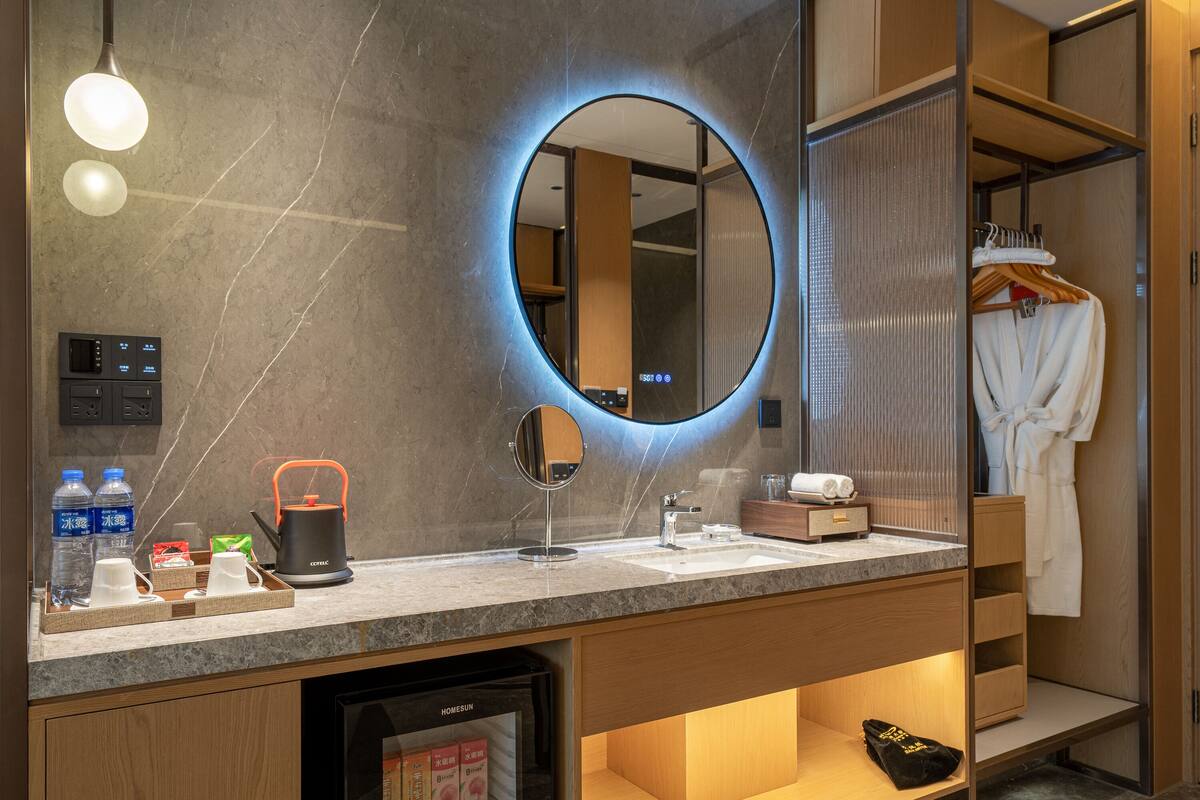 deluxe king gardenview | premium bedding, free minibar, in-room safe, desk