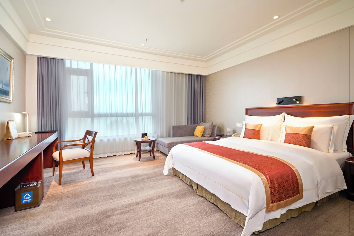 Premium bedding, free minibar, in-room safe, desk