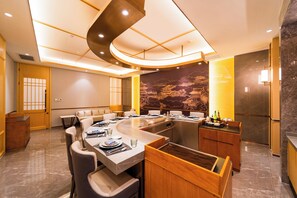 4 restaurants; breakfast, lunch and dinner served  - Suzhou Tongli Lakeview Hotel (Suzhou)
