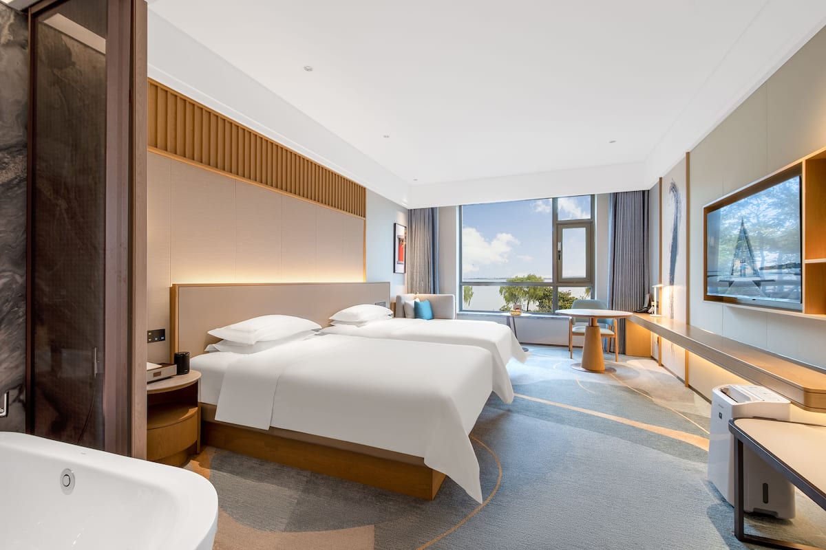 Deluxe Twin Lakeview | Premium bedding, free minibar, in-room safe, desk