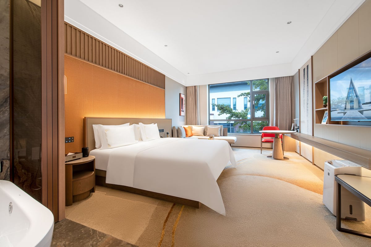 Deluxe King Gardenview | Premium bedding, free minibar, in-room safe, desk