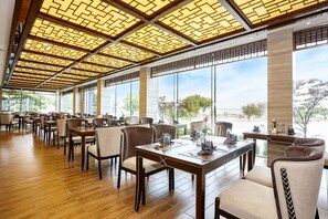 4 restaurants; breakfast, lunch and dinner served  - Suzhou Tongli Lakeview Hotel (Suzhou)