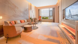 Una sala de estar moderna con un sofá, una mesa de centro y una televisión.