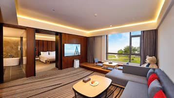 Executive suite, uitzicht op meer | Luxe beddengoed, een minibar, een kluis op de kamer, een bureau