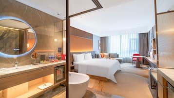 Luxe tweepersoonskamer, uitzicht op meer | Luxe beddengoed, een gratis minibar, een kluis op de kamer, een bureau