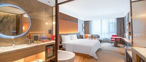 Deluxe King Lakeview | Premium bedding, free minibar, in-room safe, desk