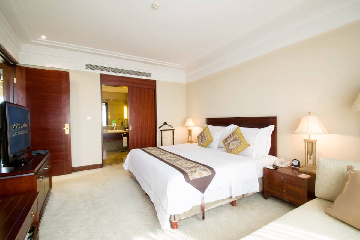Grand Suite | Premium bedding, free minibar, in-room safe, desk