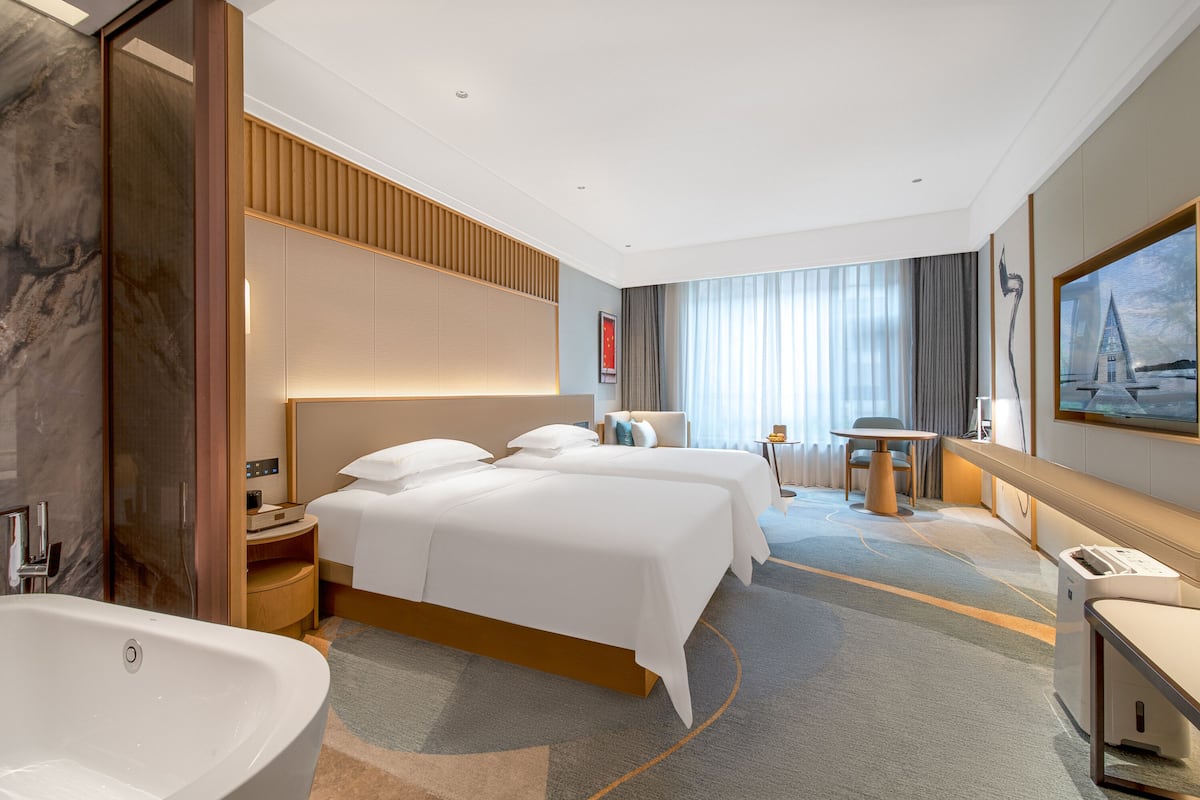 Hochwertige Bettwaren, kostenlose Minibar, Zimmersafe, Schreibtisch