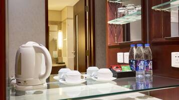 Familiekamer | Luxe beddengoed, een minibar, een kluis op de kamer, een bureau