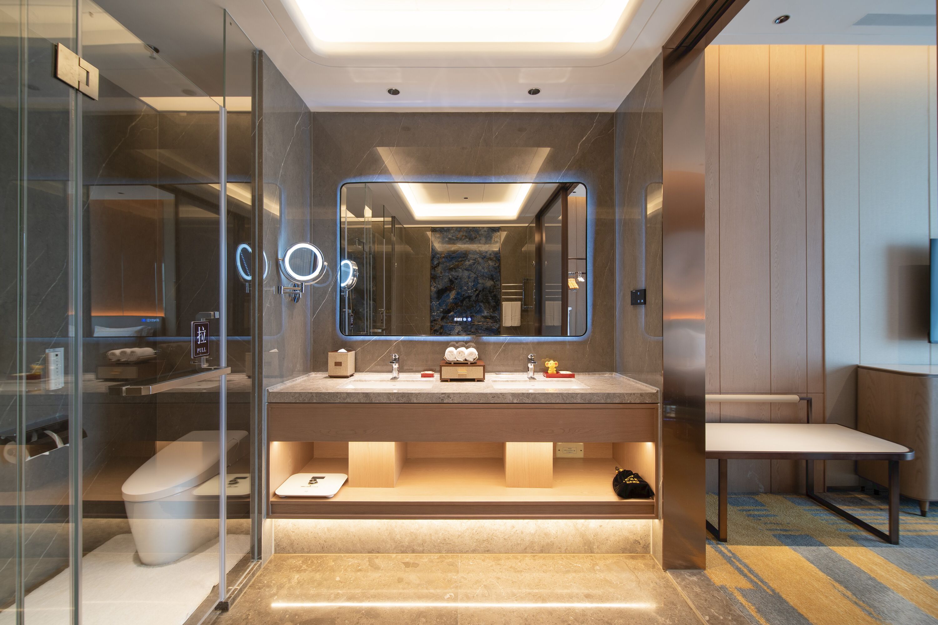 vip suite lakeview | bathroom | separate bathtub and shower, rainfall showerhead, free toiletries