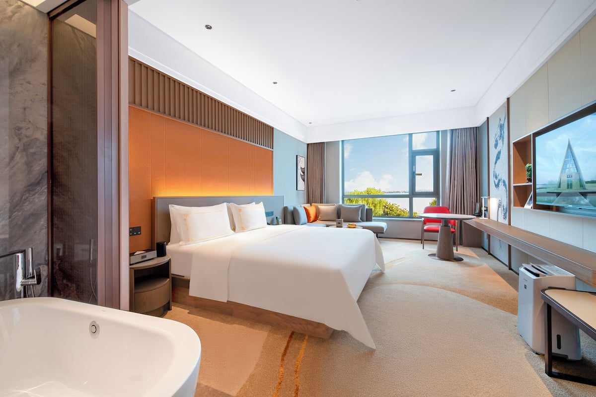 Deluxe King Lakeview | Premium bedding, free minibar, in-room safe, desk
