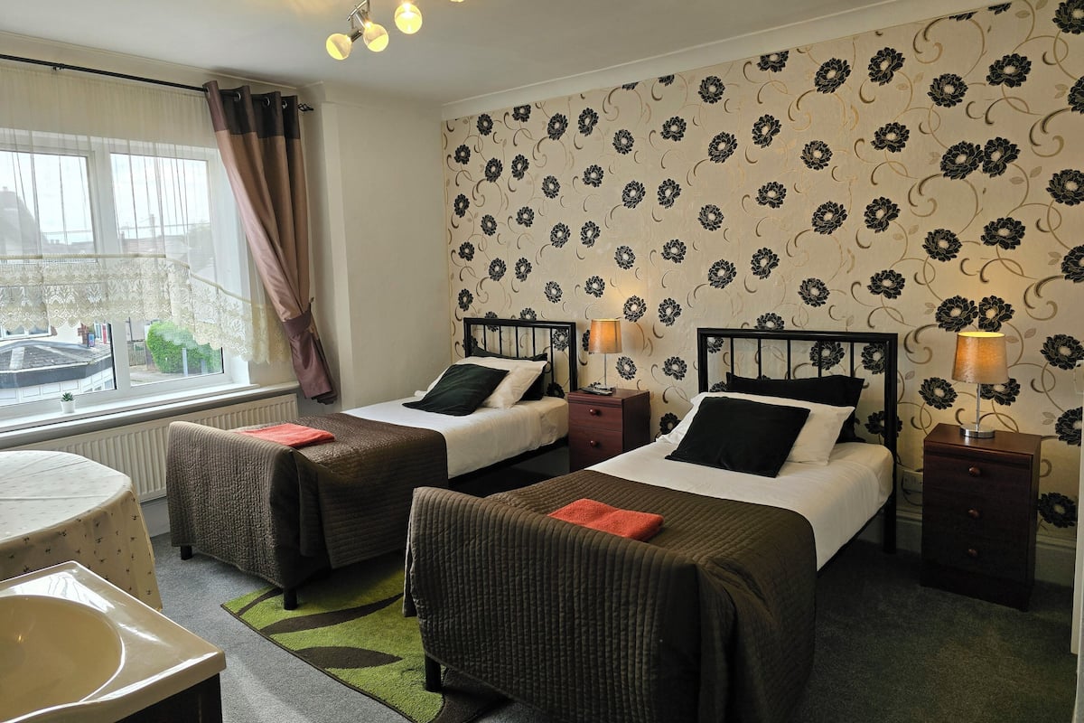 Basic Twin Room, 2 Single Beds, Ensuite (2 singles beds - 106)