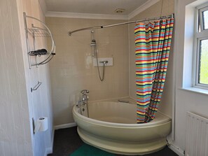 Familien-Vierbettzimmer, Mehrere Betten, mit Bad (201) | Badezimmer | Dusche, Haartrockner, Handtücher