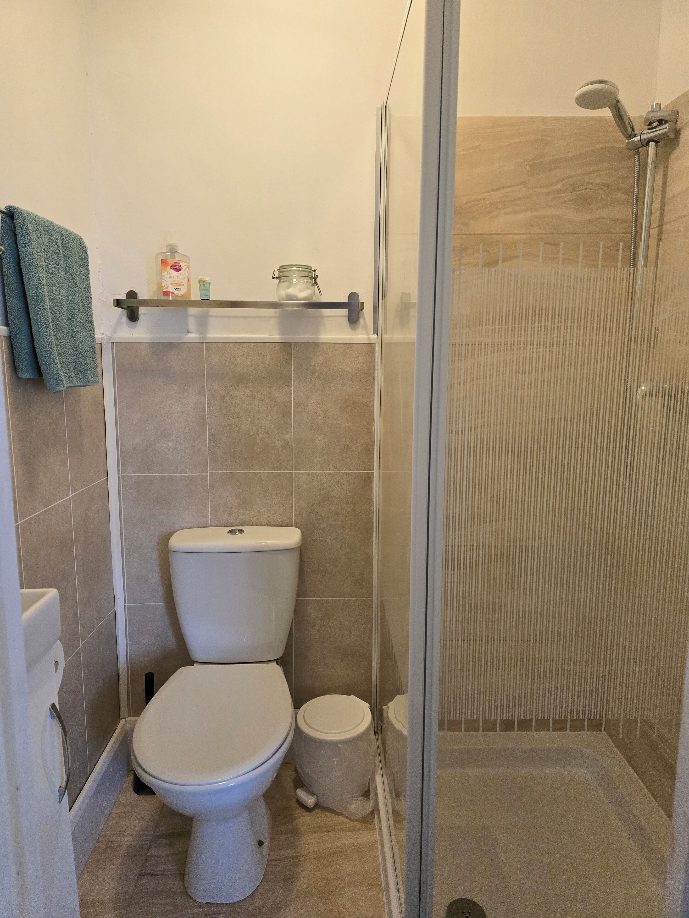 Ein Badezimmer mit Toilette, Bidet und Duschkabine.