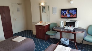 Decoración personalizada, muebles diferentes y escritorio