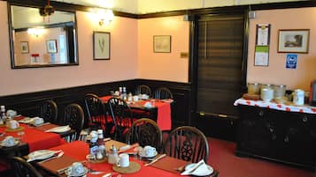 Tägliches englisches Frühstück gegen Gebühr