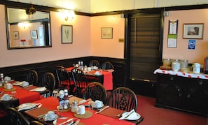 Se ofrece un desayuno inglés (12 GBP por persona)