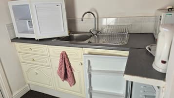 Familien-Vierbettzimmer, Mehrere Betten, mit Bad (201) | Eigene Küche | Wasserkocher mit Kaffee-/Teezubehör, Wasserkocher, Esstisch