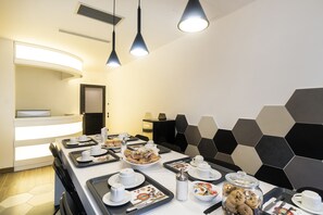 فطور أوروبي مجانًا يوميًا