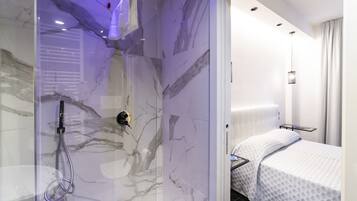 Combined shower/bathtub, rainfall showerhead, free toiletries