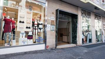 Una fachada de tienda con maniquíes mostrando ropa interior y un letrero que dice "Vinci una crociera al giorno".