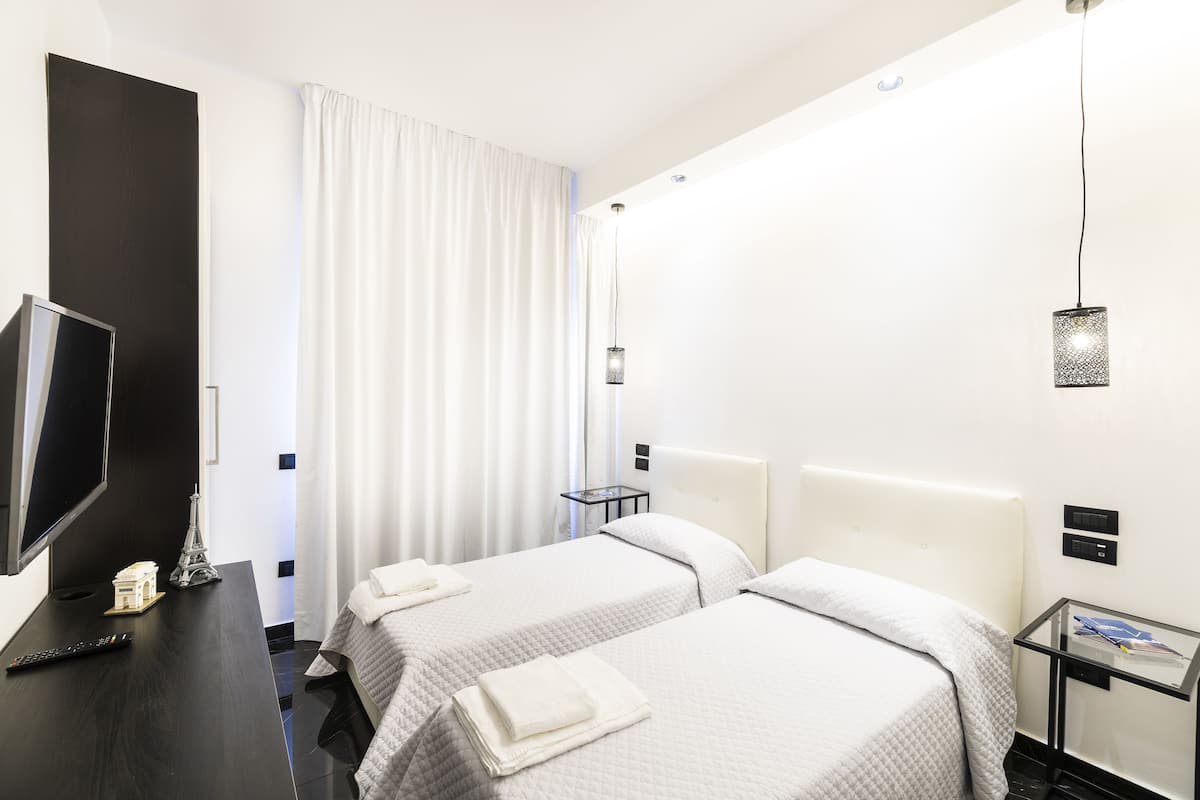 1 bedroom, premium bedding, in-room safe, desk