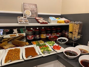 Free daily buffet breakfast  - Magnaura House Hotel (Istanbul)