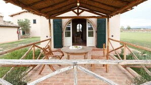 Casa rural superior, 1 dormitori, cuina, vistes al jardí | Terrassa o pati