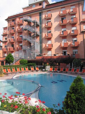 Una piscina al aire libre de temporada