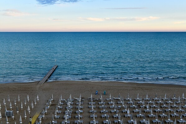 私人海灘、白沙、躺椅、遮陽傘