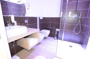 Ducha, artículos de higiene personal gratuitos, secador de pelo y bidé