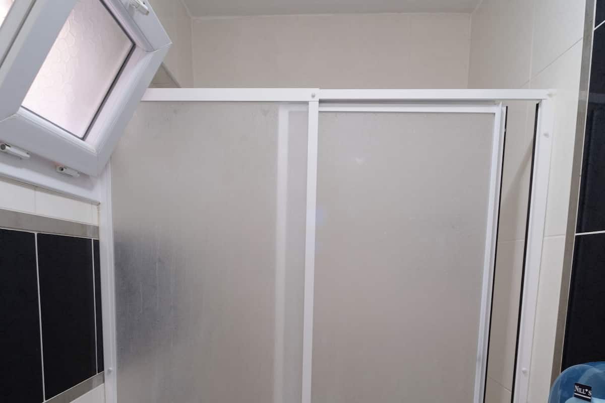 Duş, ücretsiz banyo/kozmetik ürünleri, saç kurutma makinesi, terlik