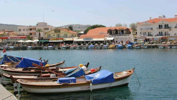 A marina with several boats docked, a pier, and buildings in the background. - Foca Ensar Hotel (Foça)
