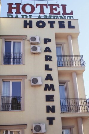 A multi-story building with the sign "HOTEL PARLAMENT" prominently displayed. - Parlament Hotel (Pristina)