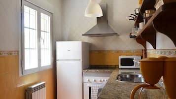 Departamento, baño en la habitación | Vista del balcón