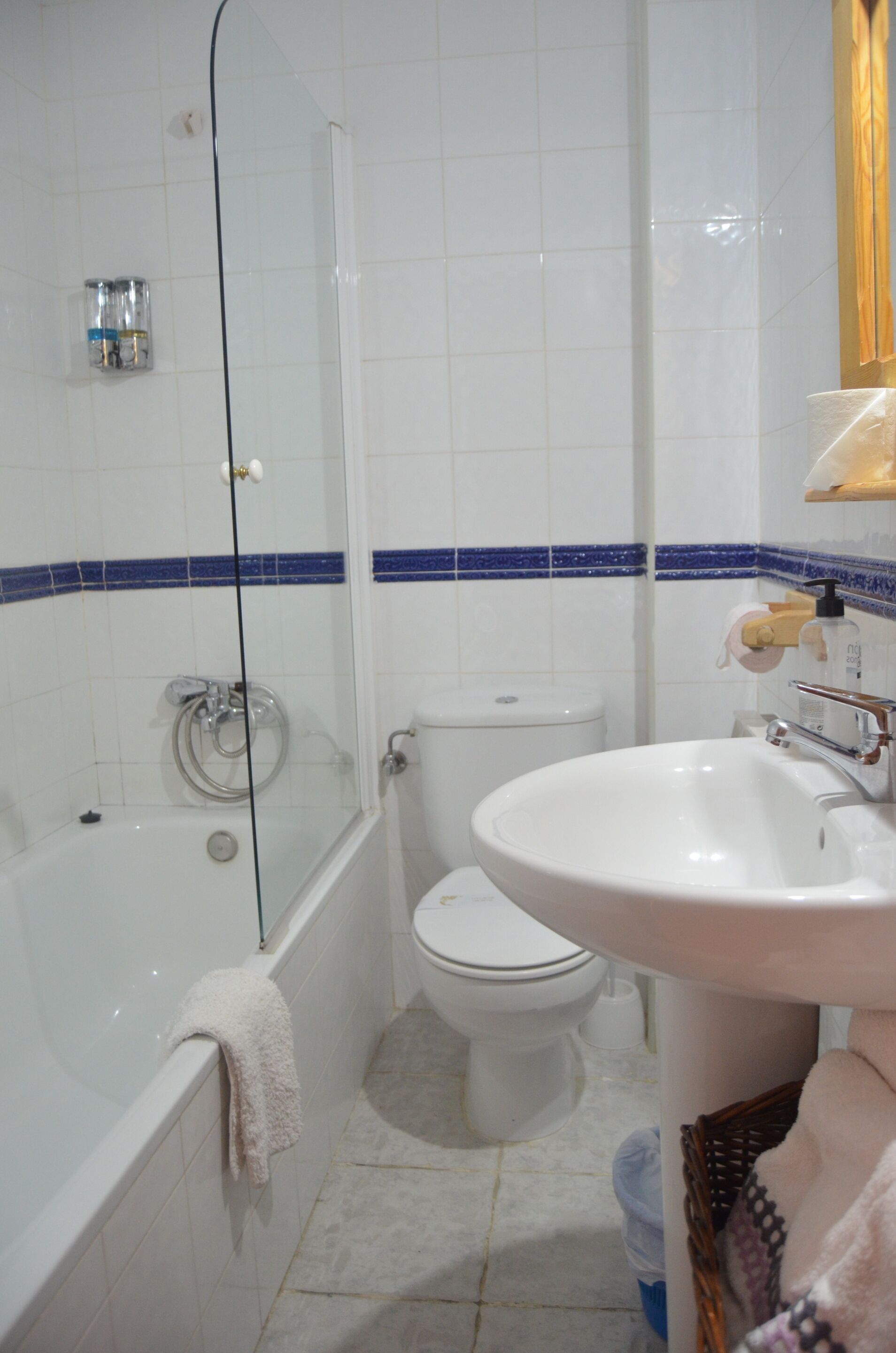 Ein Badezimmer mit Badewanne, Toilette und Waschbecken.