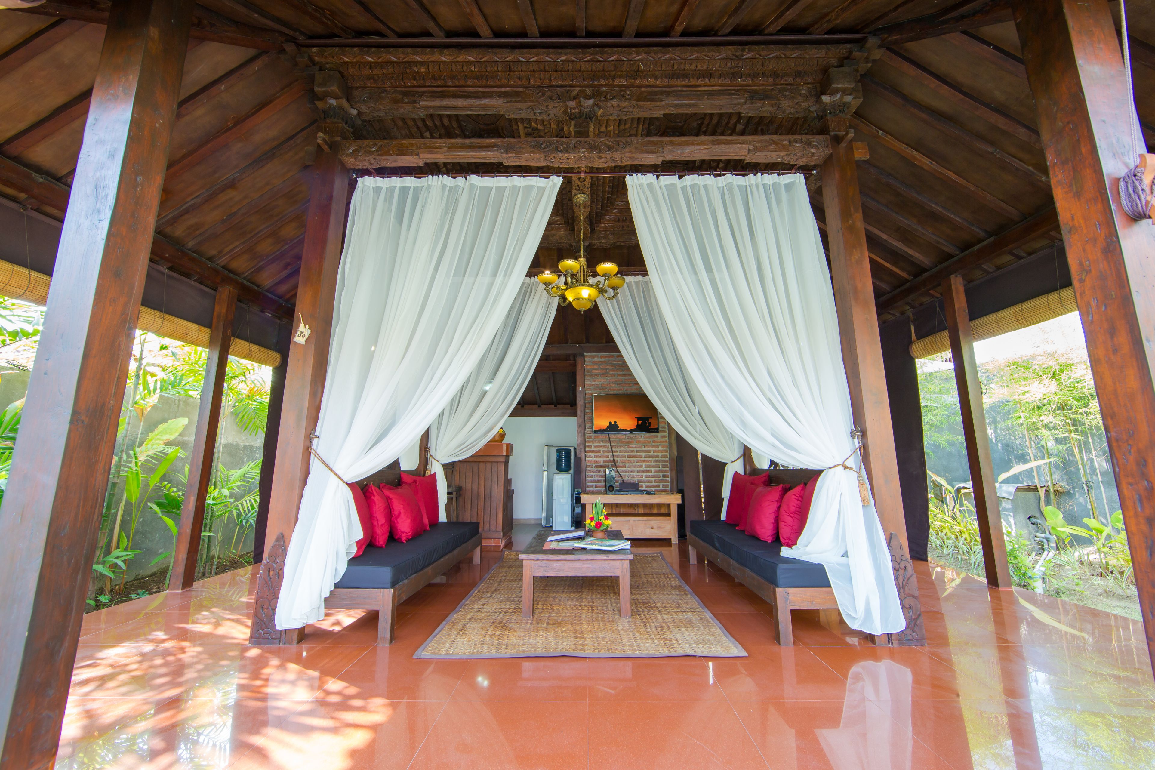 Grand réfrigérateur, cafetière/bouilloire