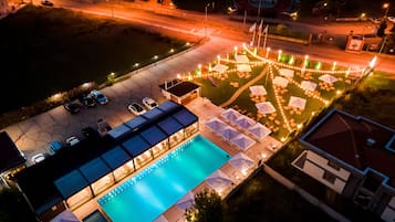 Piscine extérieure, cabanons gratuits, parasols de plage