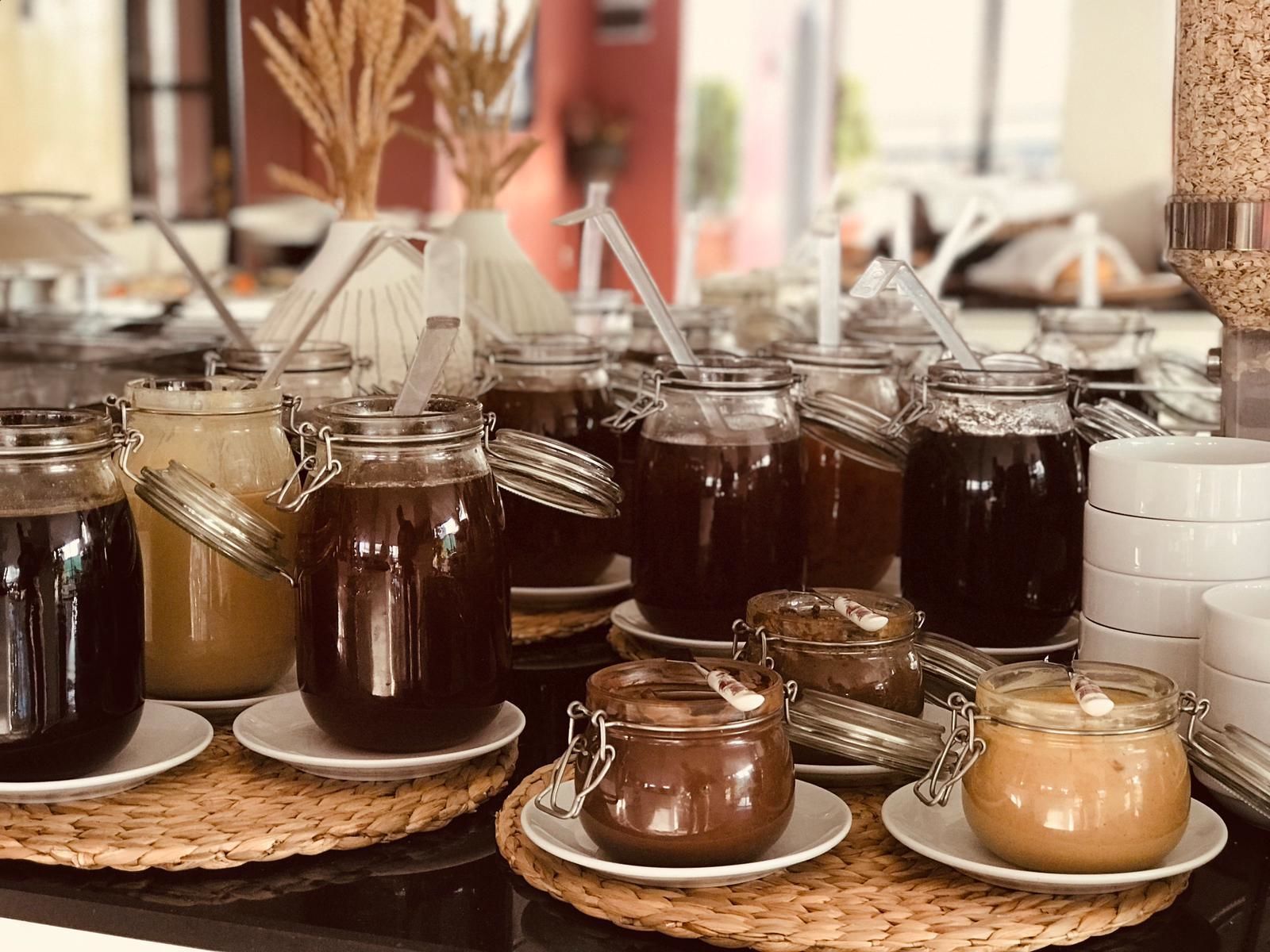 Café da manhã com buffet grátis todos os dias