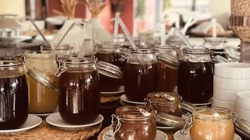 Café da manhã com buffet grátis todos os dias