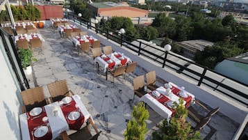 2 restaurants, breakfast served