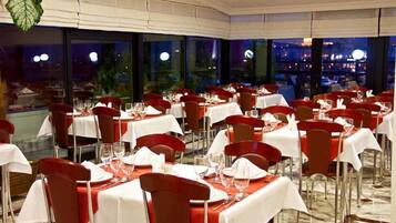 2 restaurants; breakfast, lunch and dinner served