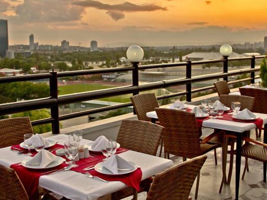 2 restaurants, serveren ontbijt