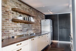 Vila Superior, 4 kamar tidur, sauna, pemandangan danau (Villa Karppi) | Dapur pribadi | Lemari es, microwave, kompor, dan mesin pencuci piring