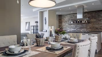 Villa Superior, 4 camere da letto, sauna, vista lago (Villa Karppi) | Con stile personalizzato, con arredamento individuale, una scrivania