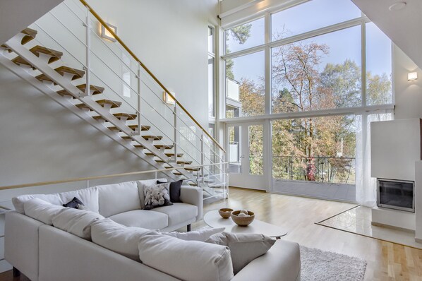 Vila Superior, 5 kamar tidur, sauna, pemandangan danau (Villa Lohi) | Ruang keluarga | TV layar datar dan lantai berpemanas