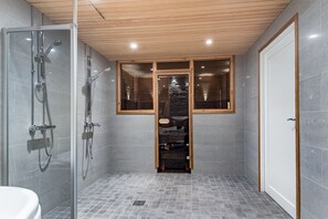 Superior Villa, 5 Bedrooms, Sauna, Lake View (Villa Lohi) | Bathroom shower