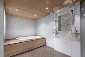 Vila superior, 4 quartos, sauna seca, vista para o lago (Villa Karppi) | Banheiro | Chuveiro, secador de cabelo, bidê, toalhas de banho